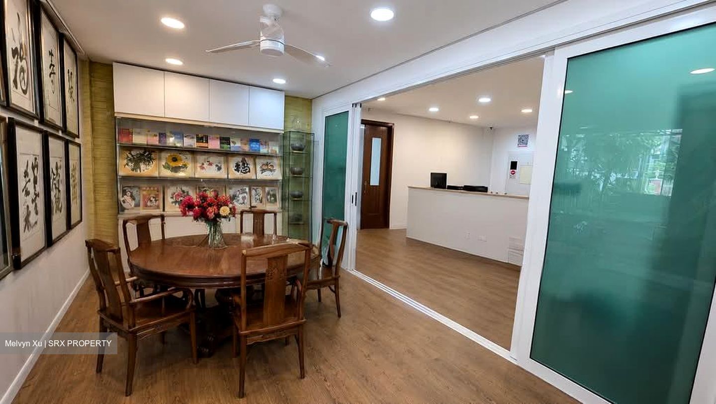 Flora Road (D17), Terrace #564559601